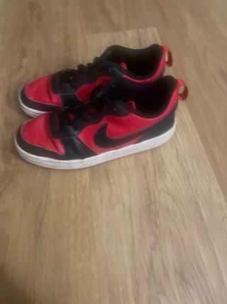 Zapatillas Nike rojas y negras