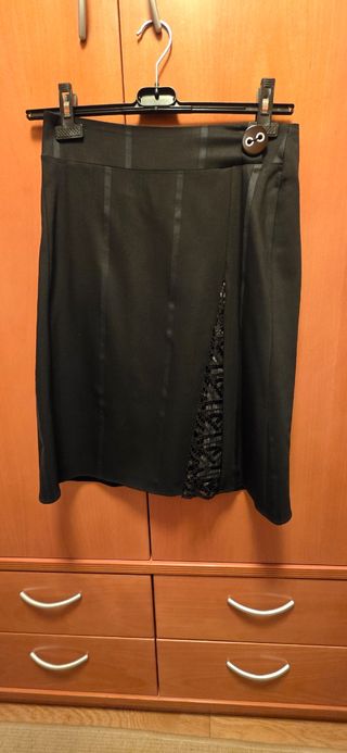 Falda negra elegante con encaje y top con lentejue