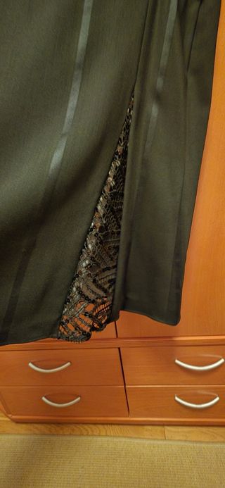 Falda negra elegante con encaje y top con lentejue