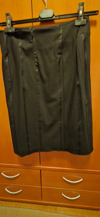 Falda negra elegante con encaje y top con lentejue
