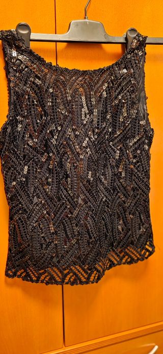 Falda negra elegante con encaje y top con lentejue