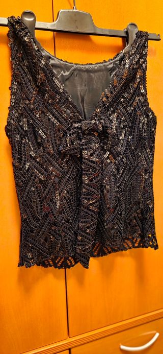 Falda negra elegante con encaje y top con lentejue