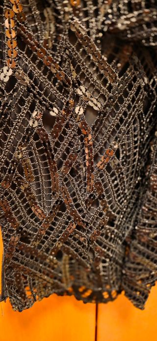 Falda negra elegante con encaje y top con lentejue