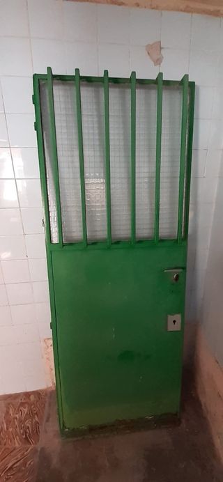 Puerta metálica verde hay dos unidades cada una 35