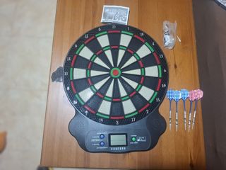 Diana electrónica con 5 dardos