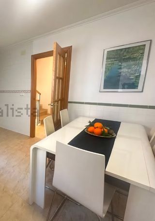 Mesa comedor blanca con 5 sillas