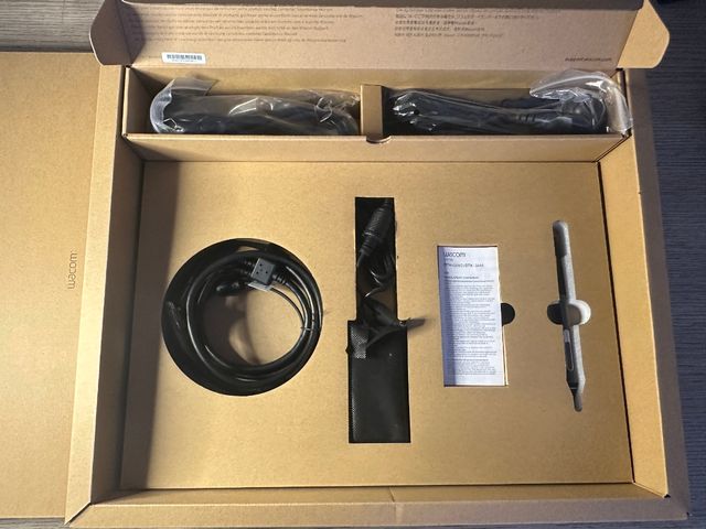 Wacom Cintiq 16 + Soporte y Mando