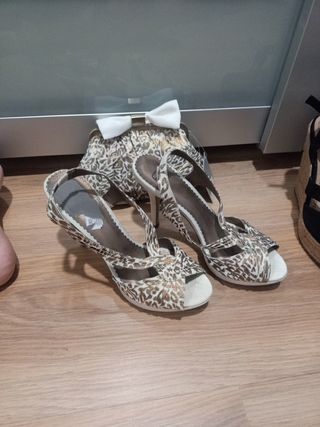 Sandalias y bolso dorados y beige.