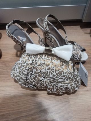 Sandalias y bolso dorados y beige.