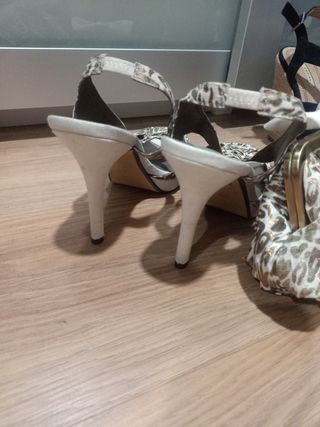 Sandalias y bolso dorados y beige.