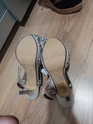 Sandalias y bolso dorados y beige.