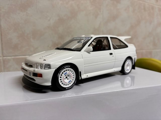 OTTO Ford Escort Cosworth 1:18 + vitrina led.