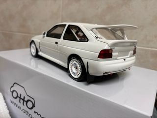 OTTO Ford Escort Cosworth 1:18 + vitrina led.