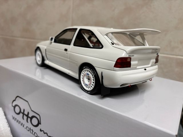 OTTO Ford Escort Cosworth 1:18 + vitrina led.