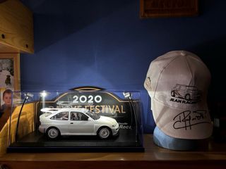 OTTO Ford Escort Cosworth 1:18 + vitrina led.