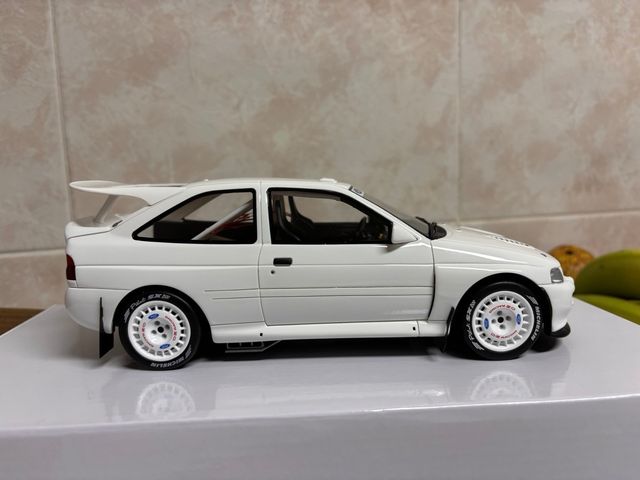 OTTO Ford Escort Cosworth 1:18 + vitrina led.