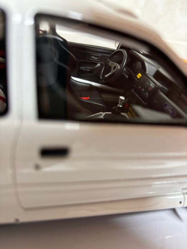 OTTO Ford Escort Cosworth 1:18 + vitrina led.