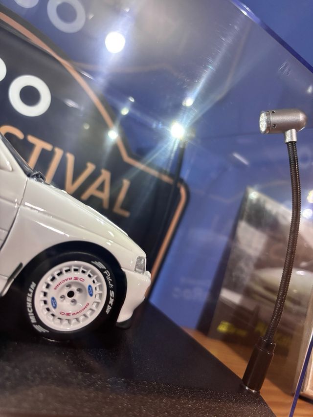 OTTO Ford Escort Cosworth 1:18 + vitrina led.