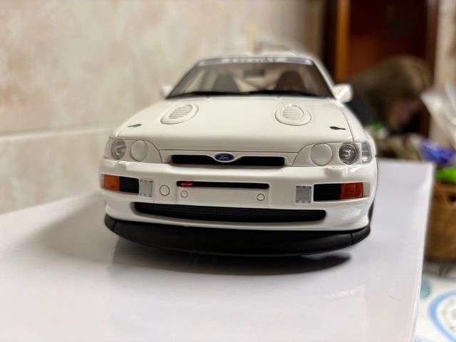 OTTO Ford Escort Cosworth 1:18 + vitrina led.