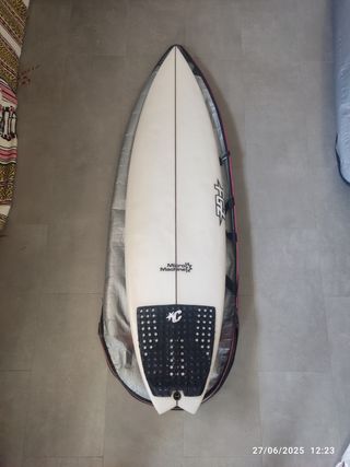 Tabla de surf 5'3" con funda.