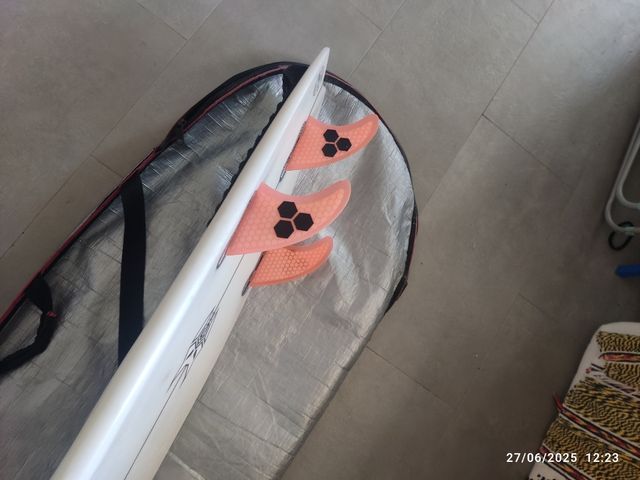 Tabla de surf 5'3" con funda.