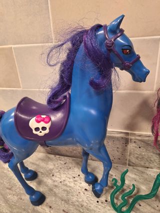 Muñecas Monster y caballo