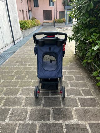 Passeggino per cane blu
consegna a mano