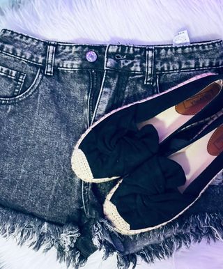 Shorts y zapatos negros