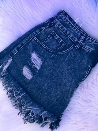 Shorts y zapatos negros