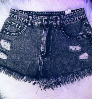 Shorts y zapatos negros