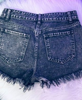 Shorts y zapatos negros