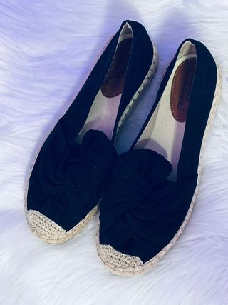 Shorts y zapatos negros