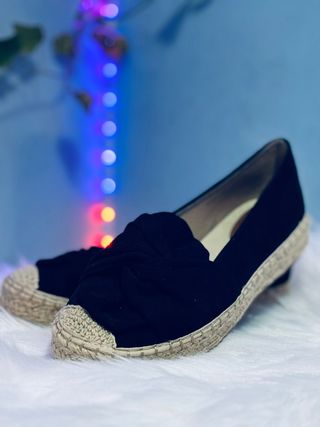 Shorts y zapatos negros