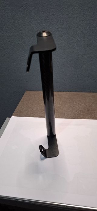 Soporte manillar moto carbono.
