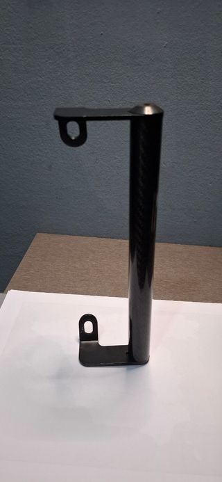 Soporte manillar moto carbono.