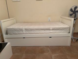 Cama individual blanca de madera