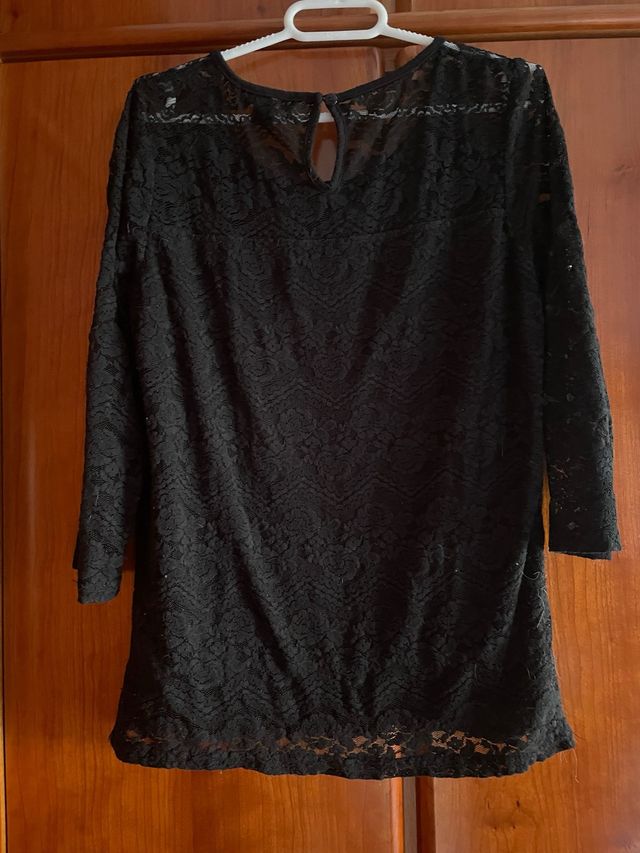 Blusa negra encaje manga francesa