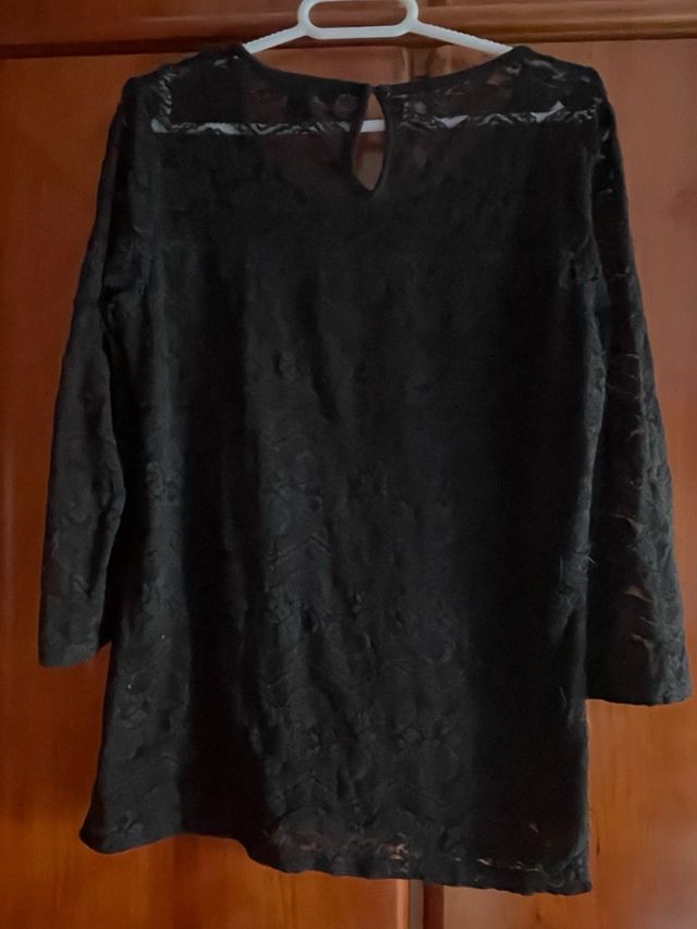 Blusa negra encaje manga francesa