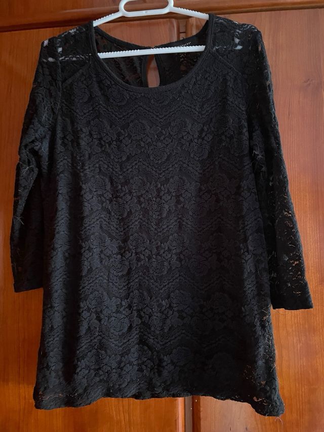 Blusa negra encaje manga francesa