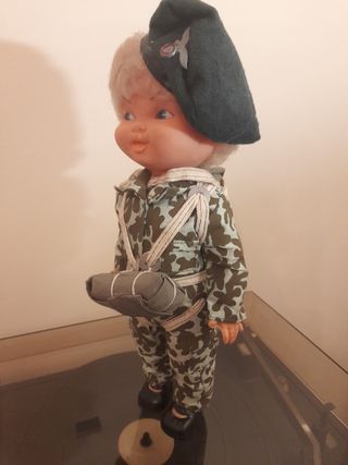 Muñeca paracaidista. HECHA EN ESPAÑA .    "RARA"