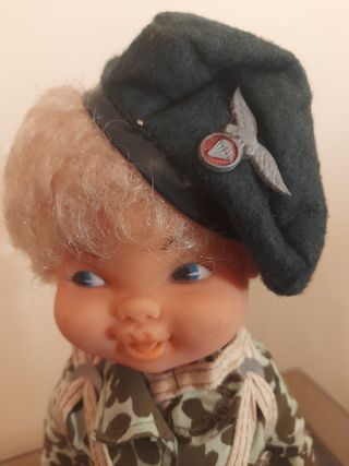 Muñeca paracaidista. HECHA EN ESPAÑA .    "RARA"