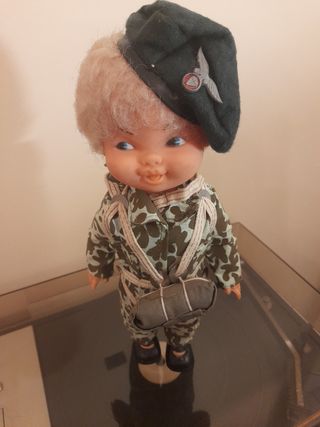 Muñeca paracaidista. HECHA EN ESPAÑA .    "RARA"