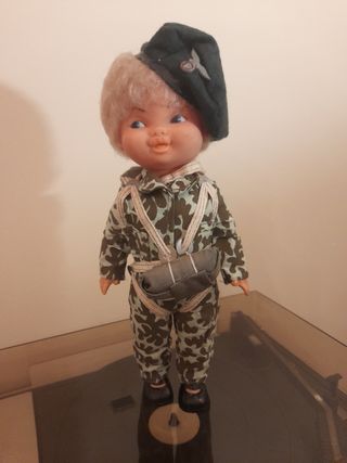 Muñeca paracaidista. HECHA EN ESPAÑA .    "RARA"