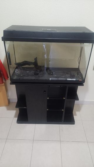 Pecera 120L con depuradoras, decoración y mueble.