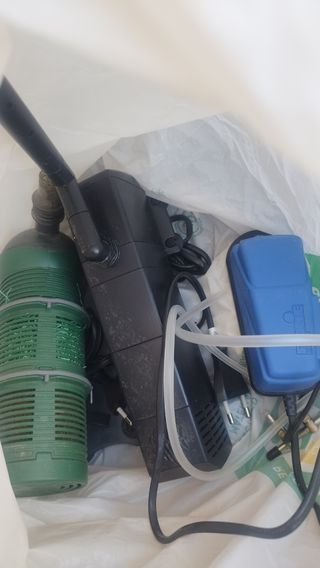 Pecera 120L con depuradoras, decoración y mueble.