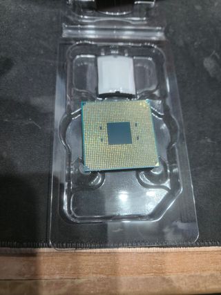 AMD Ryzen 5 2600X 3.6 Ghz con el disipador