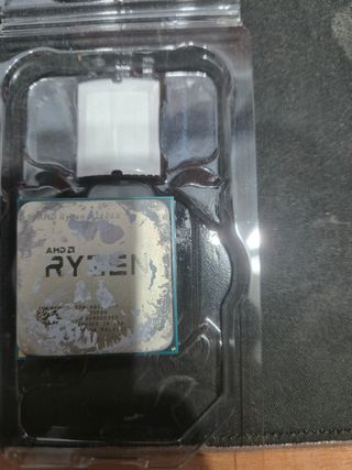 AMD Ryzen 5 2600X 3.6 Ghz con el disipador