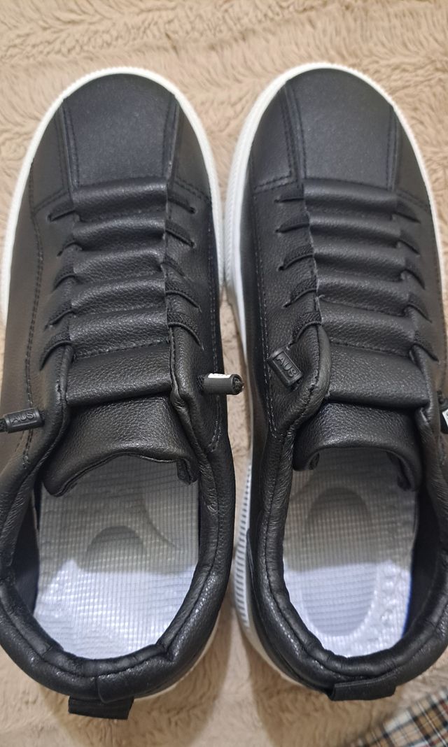Zapatillas negras y blancas