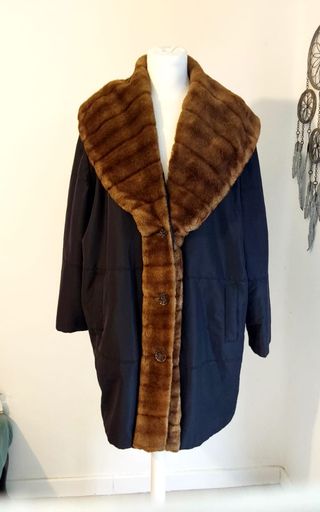 Gabardina negra con cuello marrón