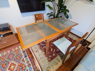 Mesa extensible de madera y cristal con dos sillas
